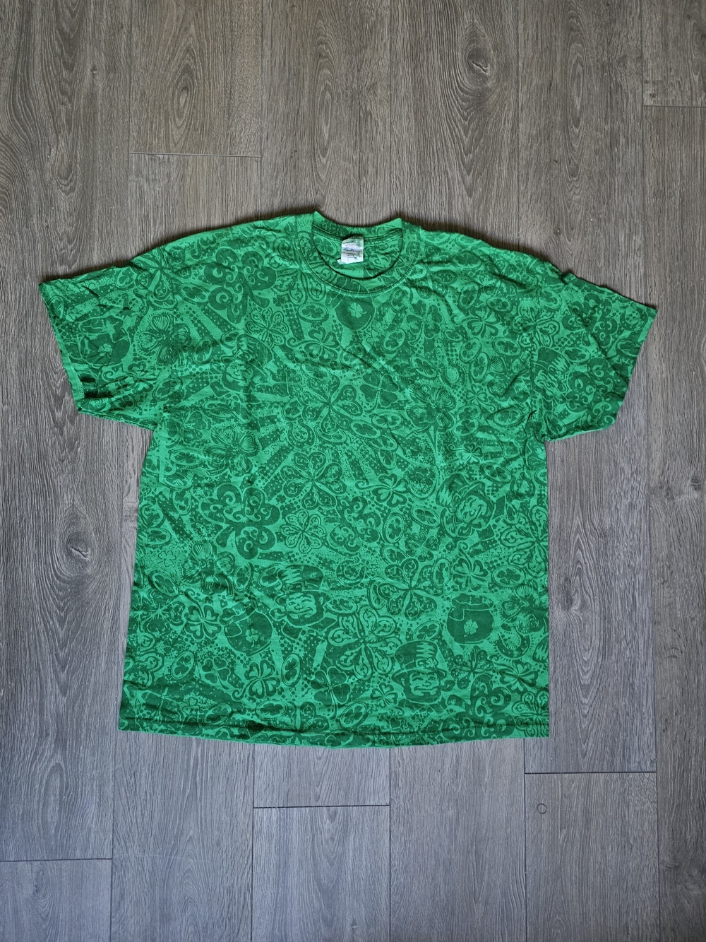 Gildan Green Paisley & Icon Print Short Sleeve Tee NWOT